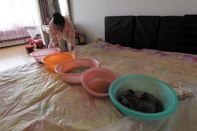 宜城楼上漏水，住户失联，小区没物管，业主维权难！律师来支招……